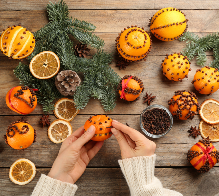 Citrusfrukter på ett bord tillsammans med juldekoration